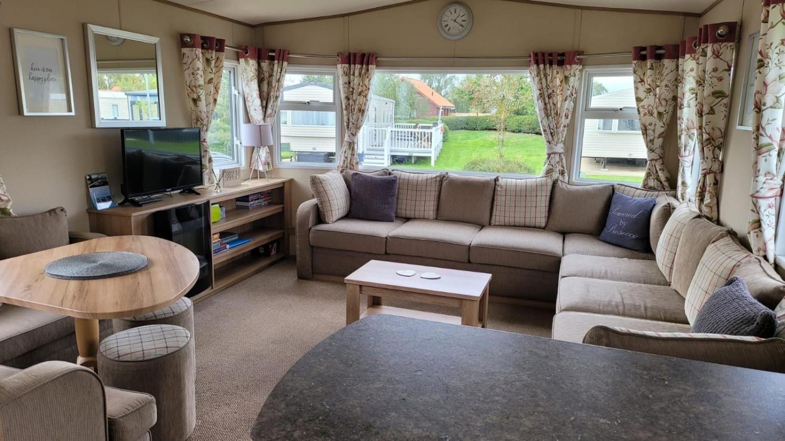 Tattershall Lakes Kingfisher Caravan 8 Berth With Hot Tub & Wifi Buitenkant foto